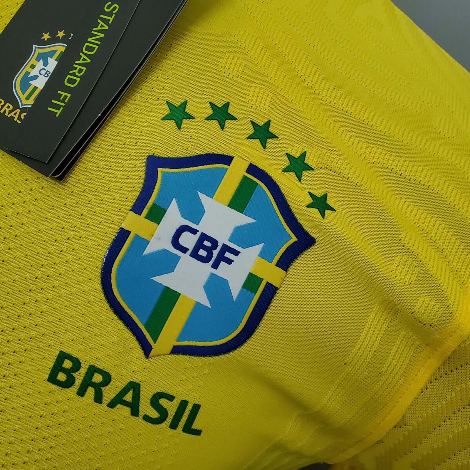https://kssports23.com.br/wp-content/uploads/2022/06/camisa-selecao-brasileira-amarela-home-2020-2021-versao-jogador-2-scaled.jpg
