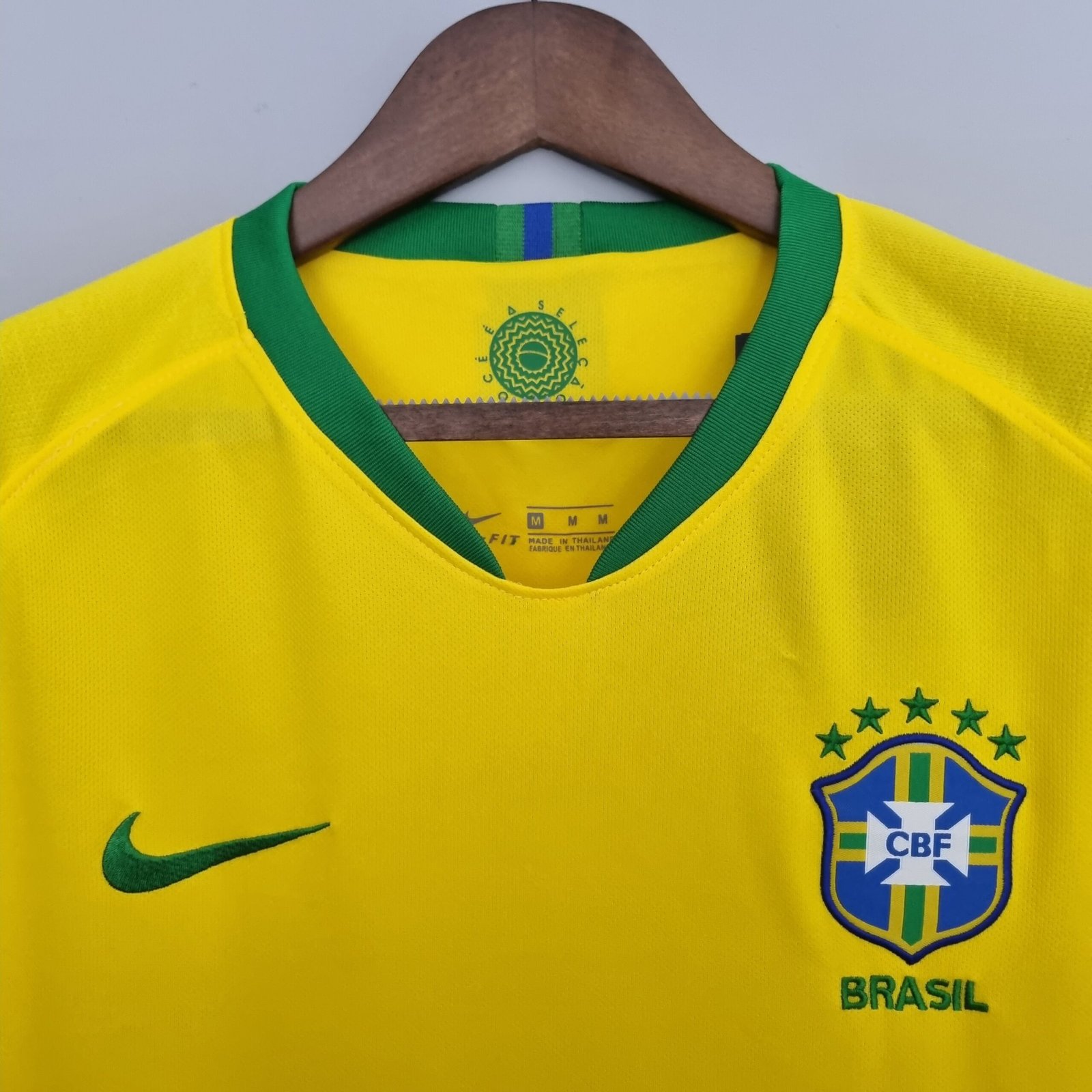 https://kssports23.com.br/wp-content/uploads/2022/06/camisa-selecao-brasileira-amarelo-home-2018-versao-torcedor-retro-3-scaled.jpg