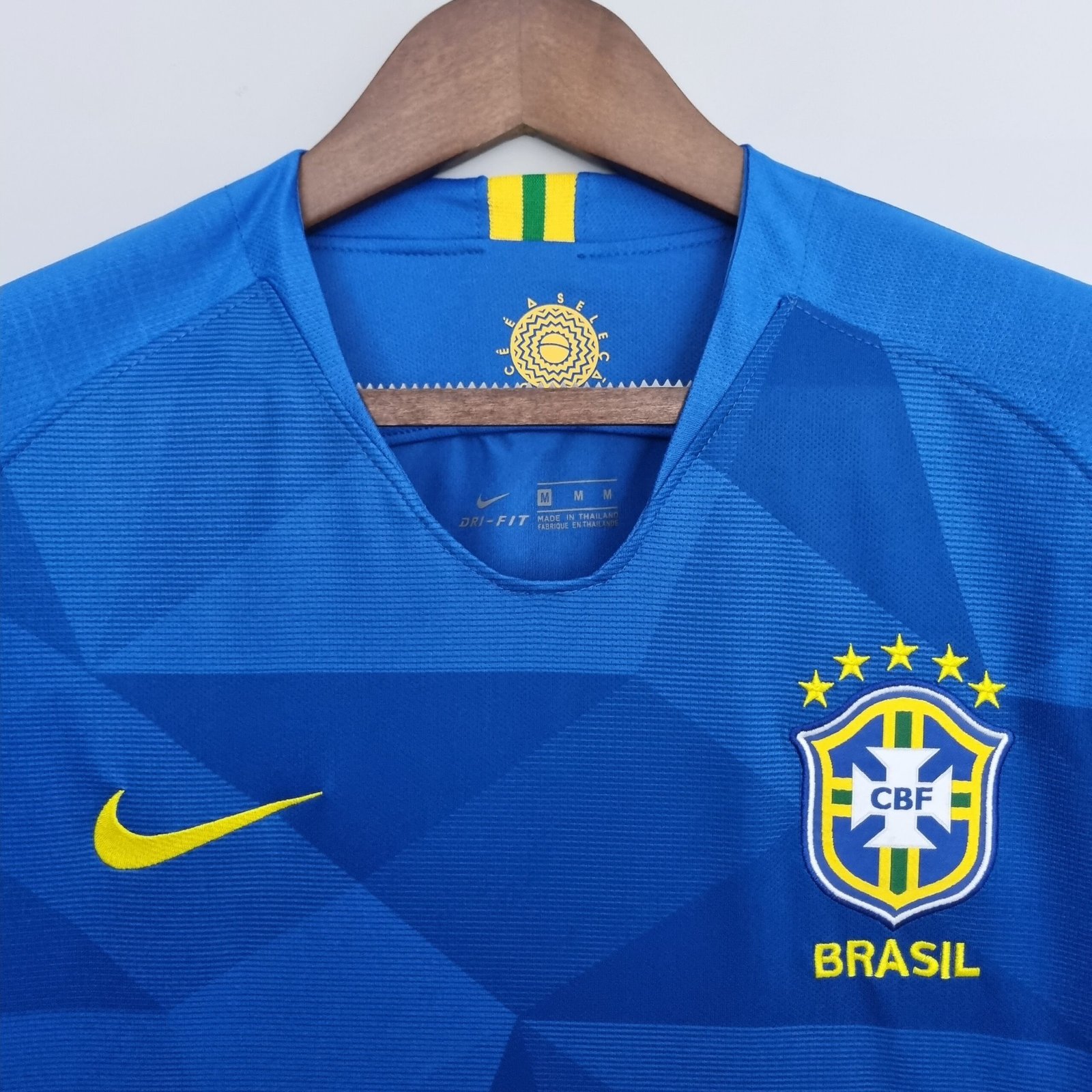 https://kssports23.com.br/wp-content/uploads/2022/06/camisa-selecao-brasileira-azul-away-2018-versao-torcedor-retro-3-scaled.jpg