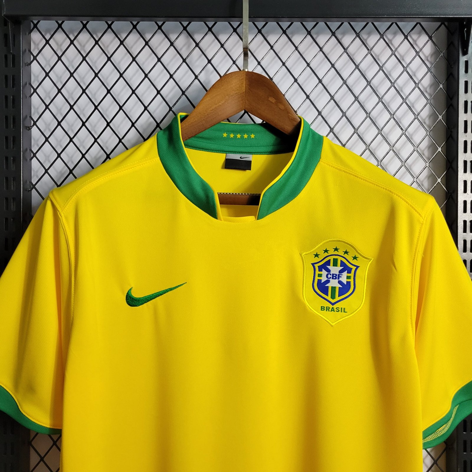 https://kssports23.com.br/wp-content/uploads/2022/08/camisa-brasil-home-2006-versao-torcedor-retro-2-scaled.jpg