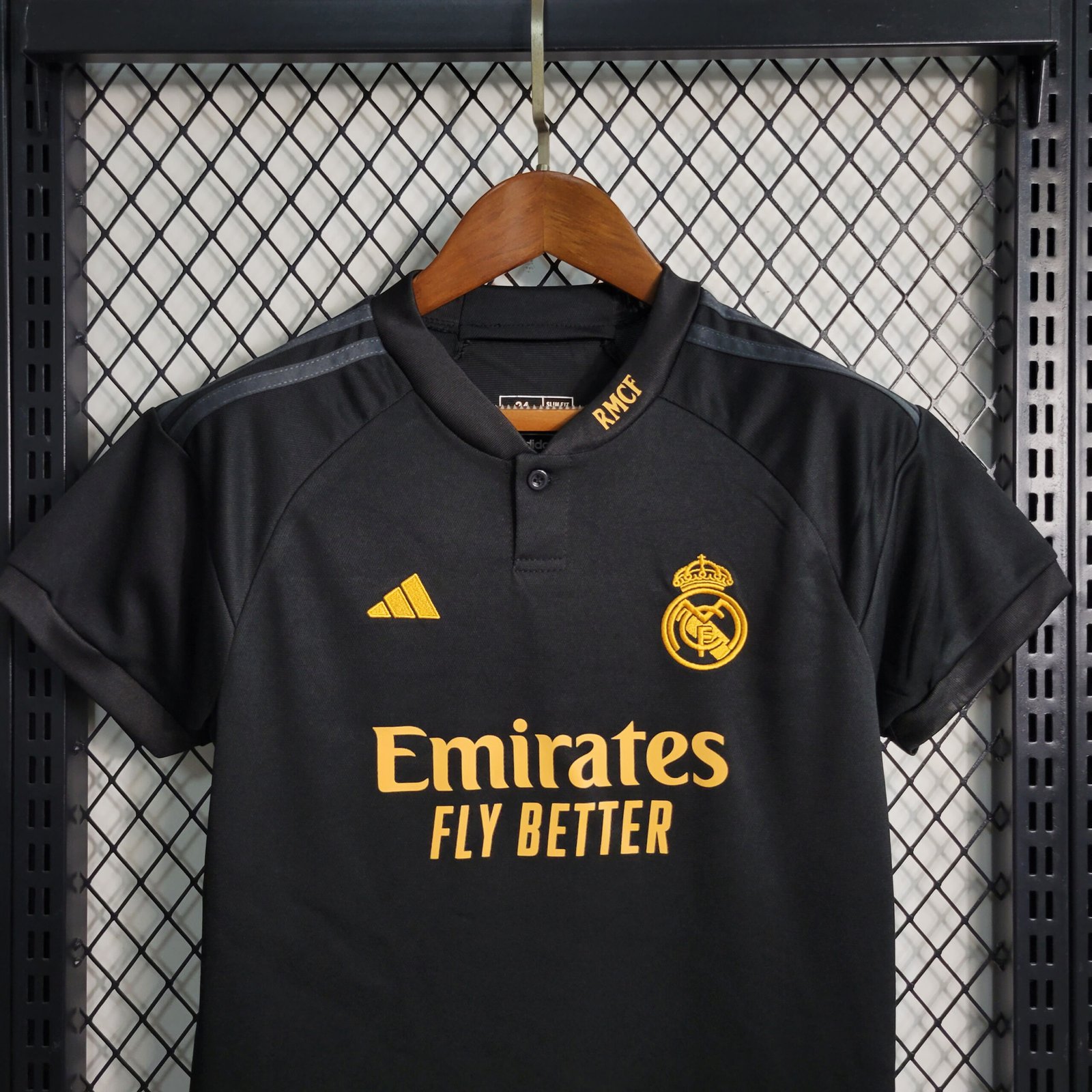 Camisa de Futebol Real Madrid 2023/2024 Third Adidas